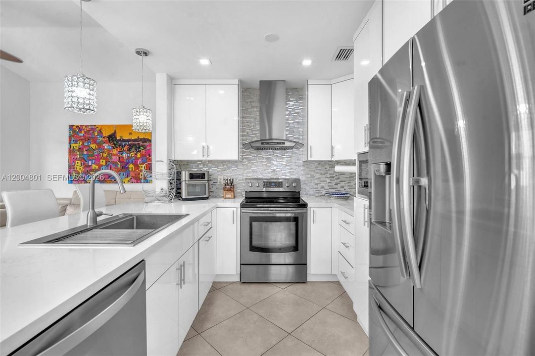Activo con contrato: $674,995 (4 camas, 2 baños, 1993 Pies cuadrados)