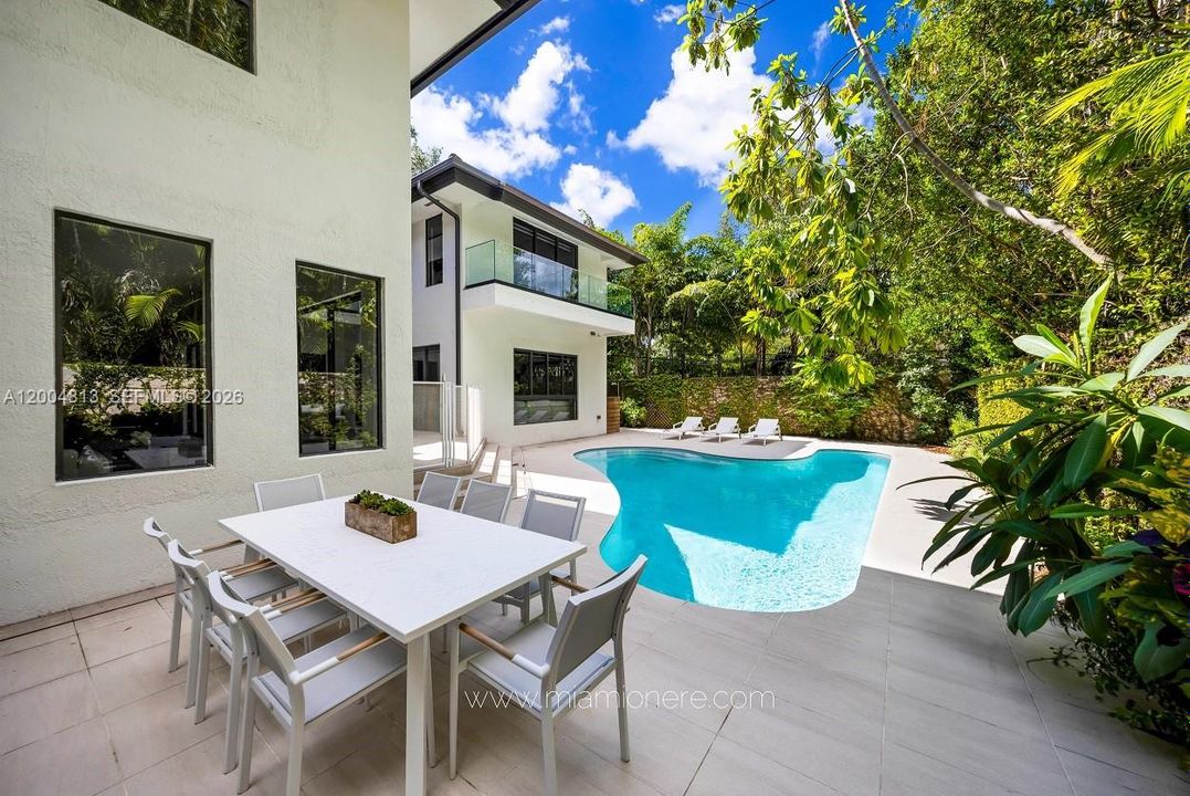 В аренду: $22,000 (5 спален, 4 ванн, 4352 Квадратных фут)