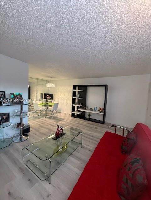 Active With Contract: $1,650 (1 beds, 1 baths, 702 Square Feet)