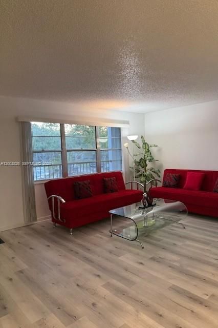 Active With Contract: $1,650 (1 beds, 1 baths, 702 Square Feet)