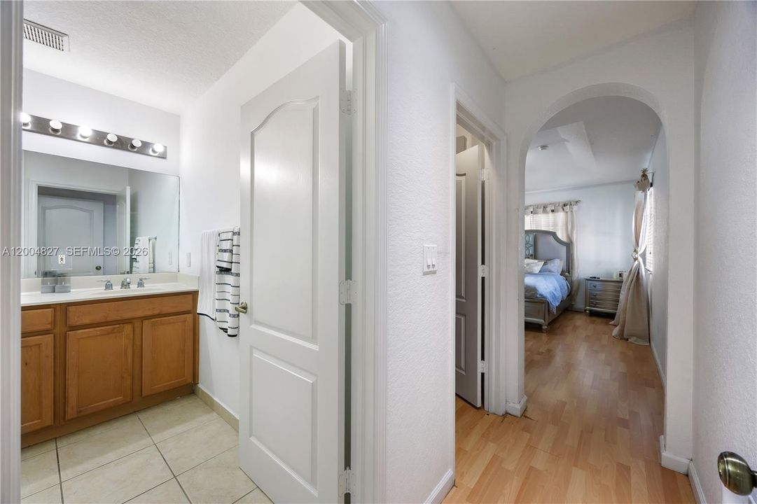 En Venta: $320,000 (4 camas, 2 baños, 1850 Pies cuadrados)