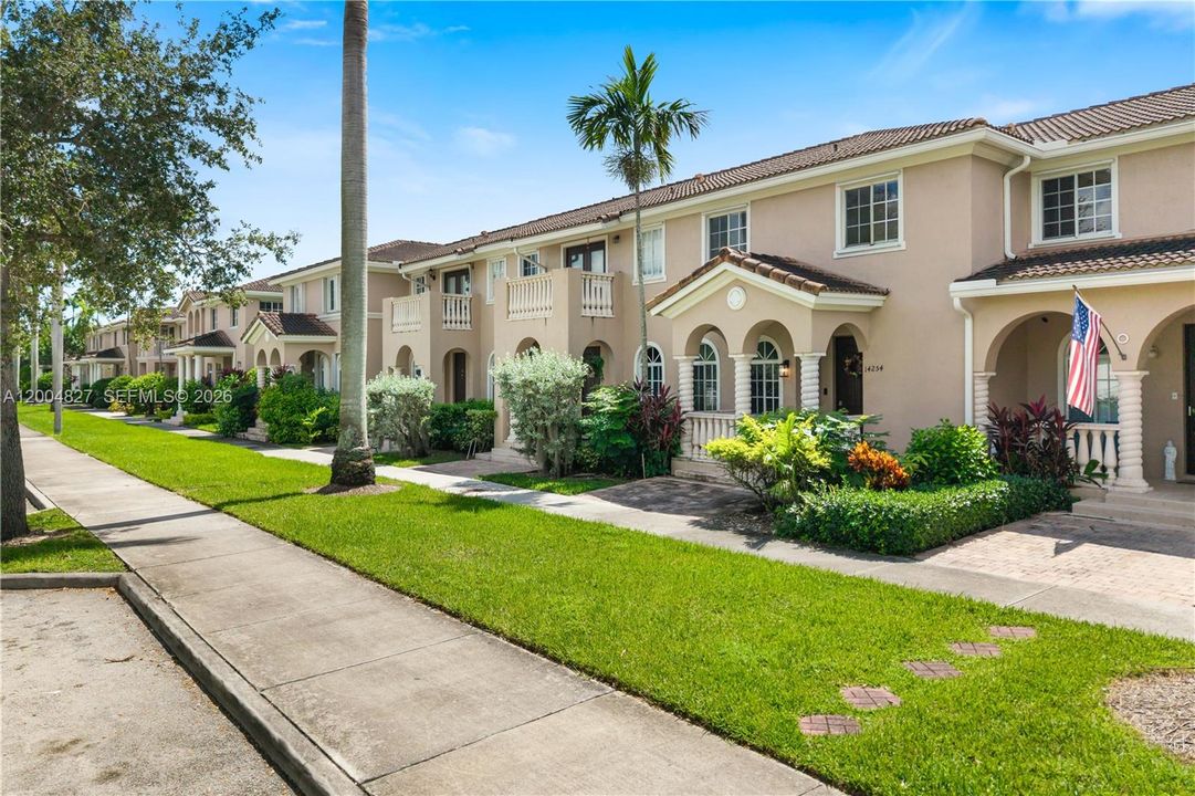 En Venta: $320,000 (4 camas, 2 baños, 1850 Pies cuadrados)