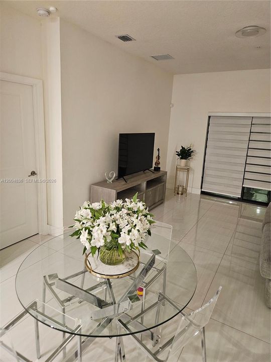 For Sale: $465,000 (2 beds, 2 baths, 1124 Square Feet)