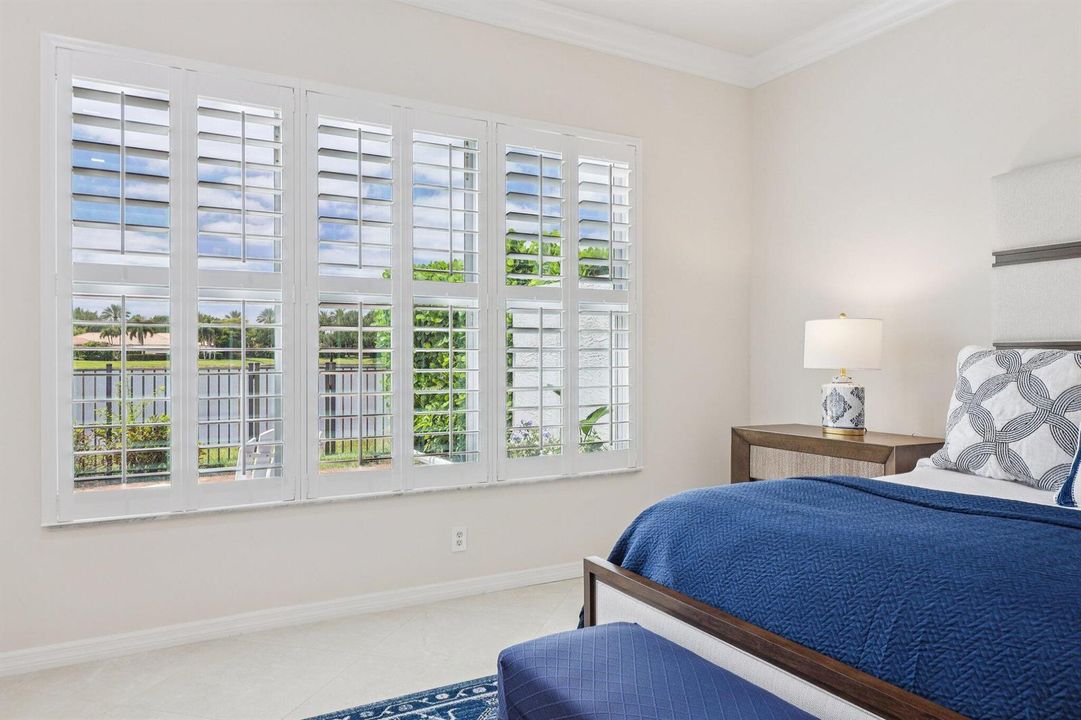 Split bedroom layout design