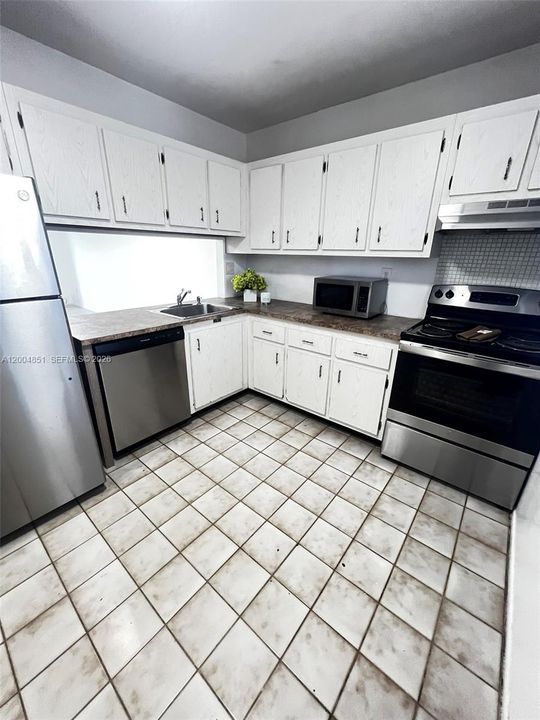 Active With Contract: $240,000 (1 beds, 1 baths, 712 Square Feet)