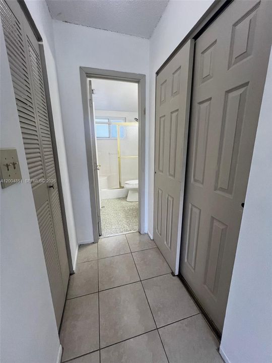 Active With Contract: $240,000 (1 beds, 1 baths, 712 Square Feet)