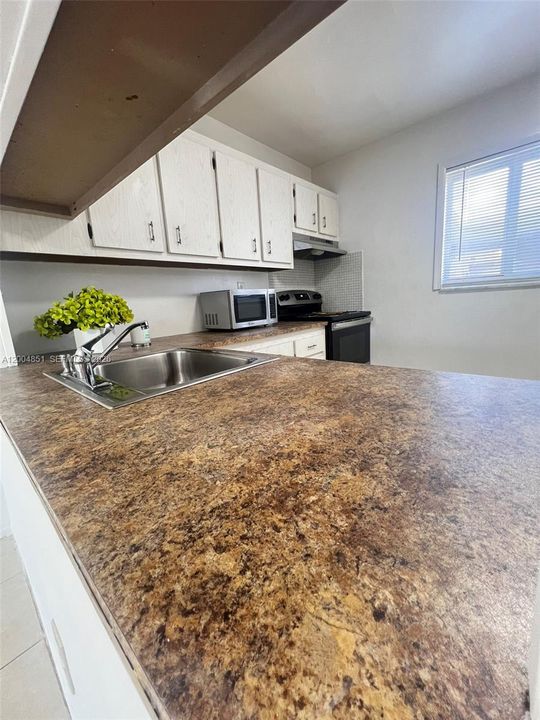 Active With Contract: $240,000 (1 beds, 1 baths, 712 Square Feet)