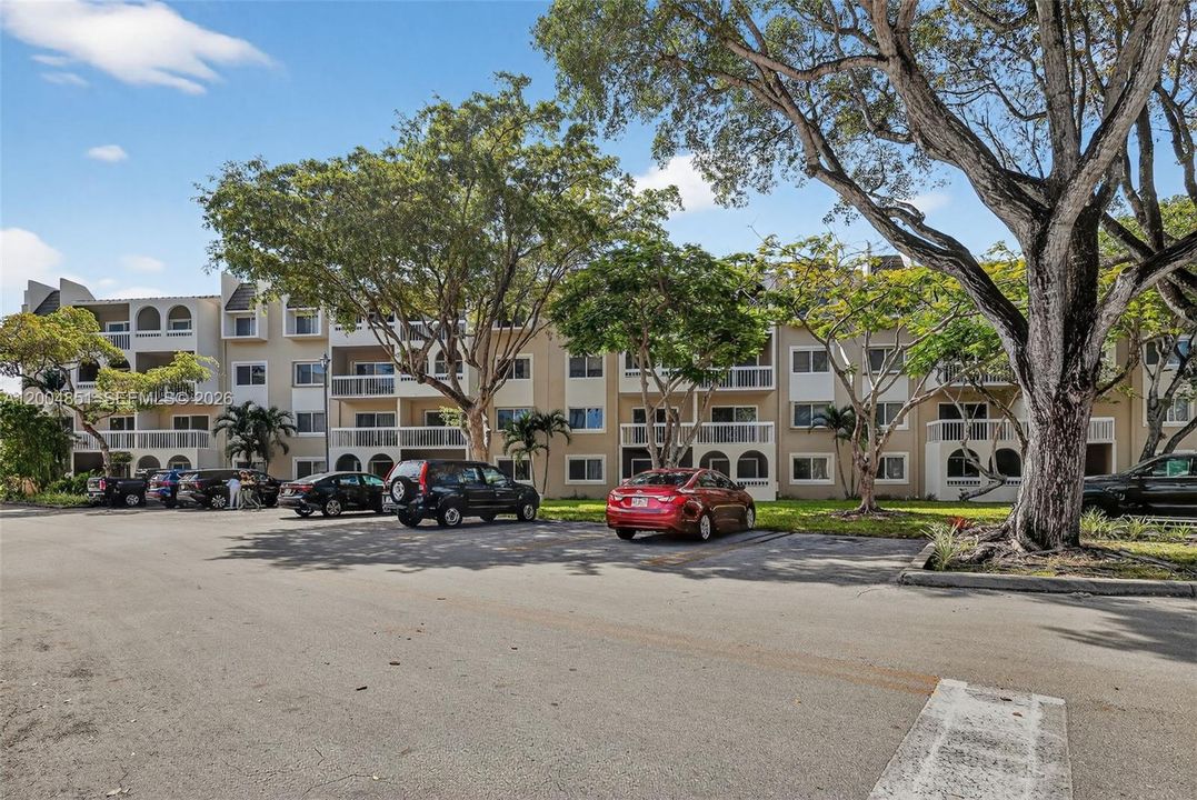 Active With Contract: $240,000 (1 beds, 1 baths, 712 Square Feet)