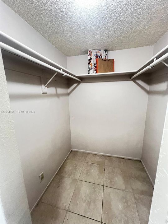 Active With Contract: $240,000 (1 beds, 1 baths, 712 Square Feet)