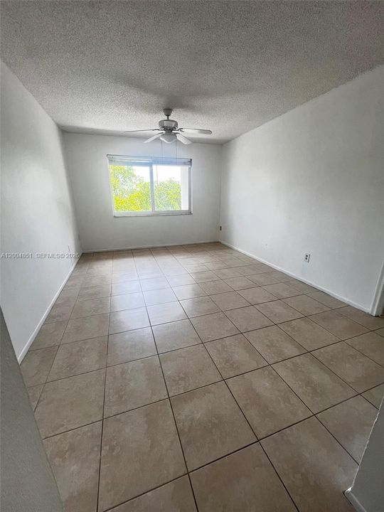 Active With Contract: $240,000 (1 beds, 1 baths, 712 Square Feet)