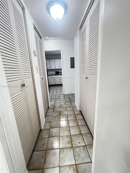 Active With Contract: $240,000 (1 beds, 1 baths, 712 Square Feet)