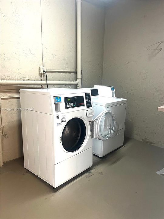 Active With Contract: $240,000 (1 beds, 1 baths, 712 Square Feet)