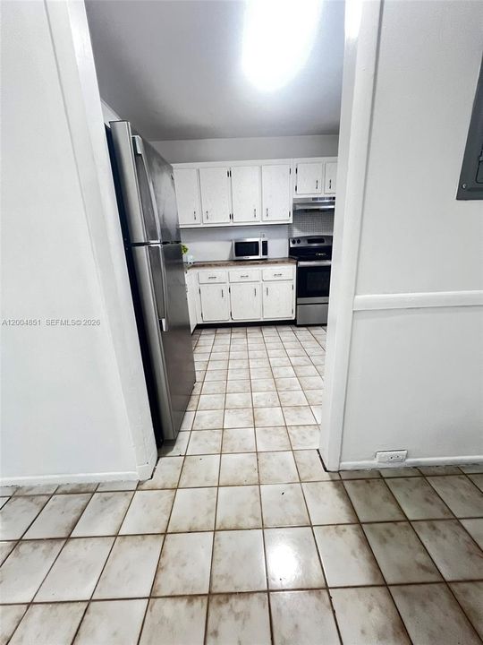 Active With Contract: $240,000 (1 beds, 1 baths, 712 Square Feet)