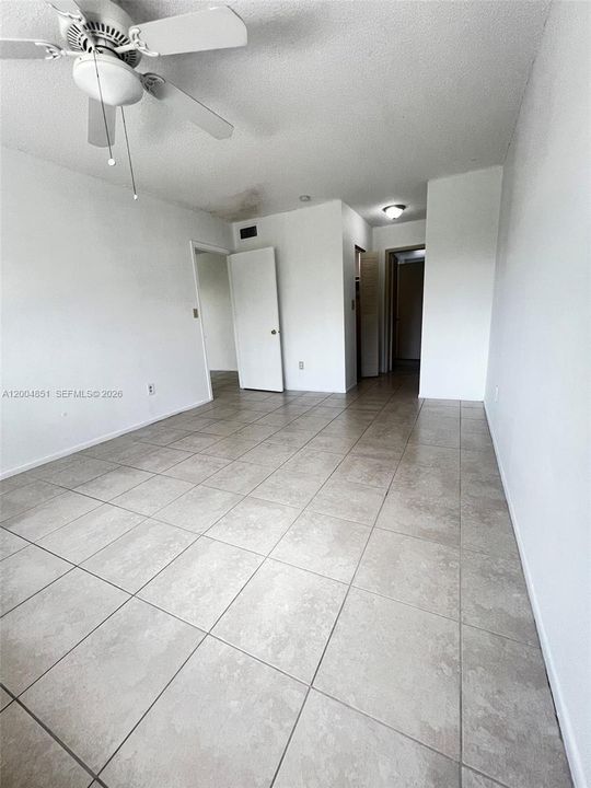Active With Contract: $240,000 (1 beds, 1 baths, 712 Square Feet)