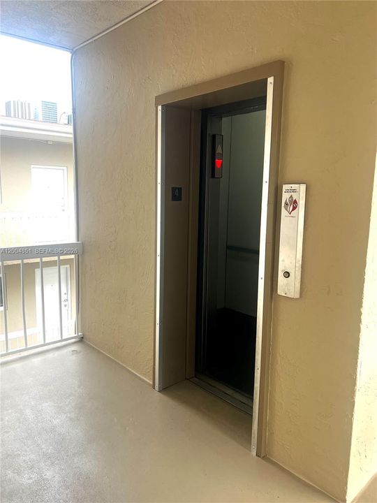 Active With Contract: $240,000 (1 beds, 1 baths, 712 Square Feet)