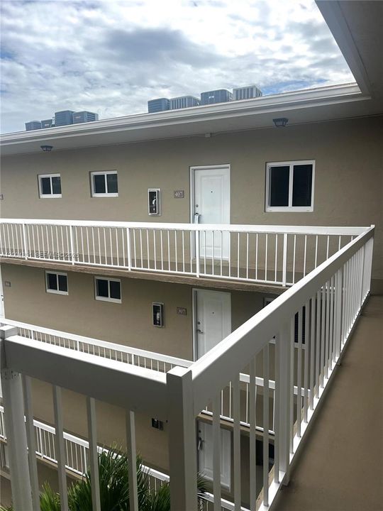 Active With Contract: $240,000 (1 beds, 1 baths, 712 Square Feet)