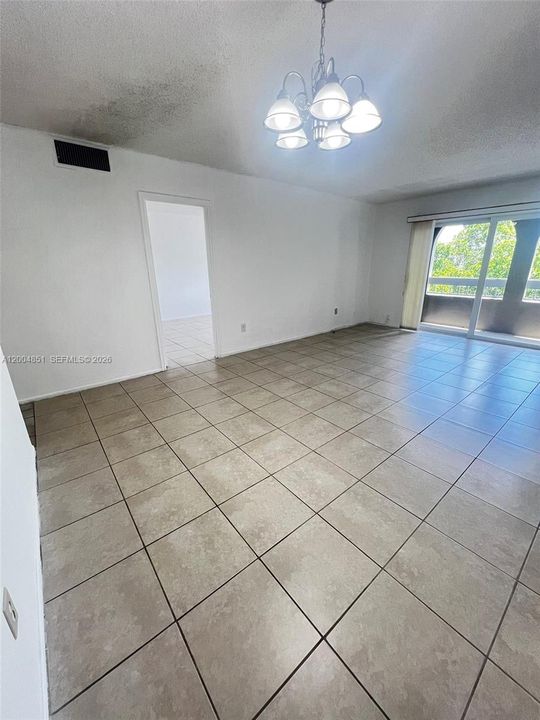 Active With Contract: $240,000 (1 beds, 1 baths, 712 Square Feet)