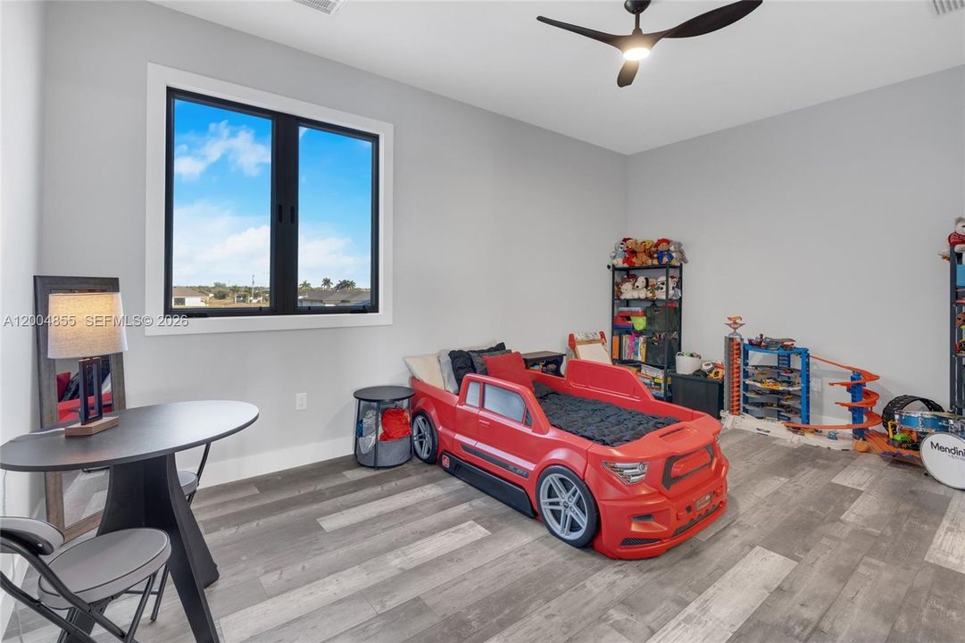 For Sale: $1,590,000 (3 beds, 4 baths, 3784 Square Feet)