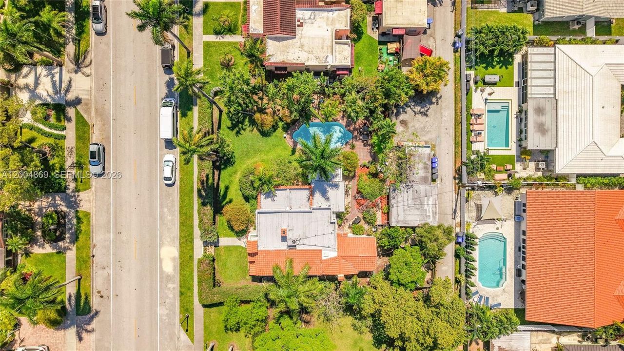 Double Lot: 3/2 Main House, 1/1 Guest House, Pool, Yard, Off-street Parking next to guest house, Boat/RV Parking