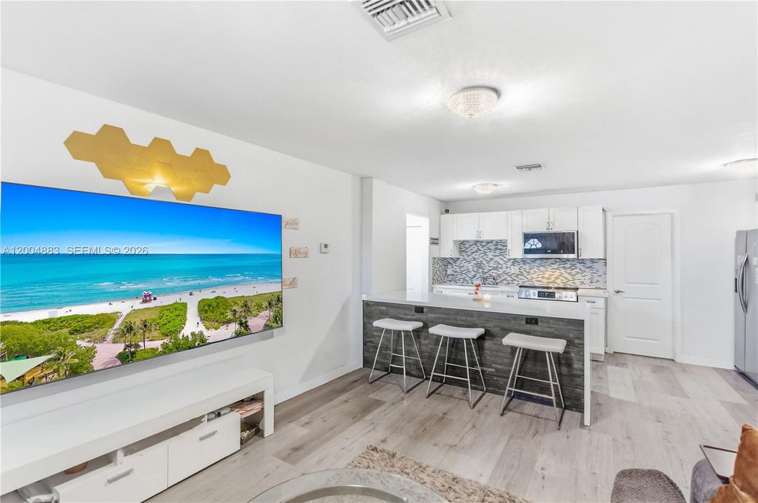 Под контрактом: $439,900 (4 спален, 2 ванн, 1168 Квадратных фут)