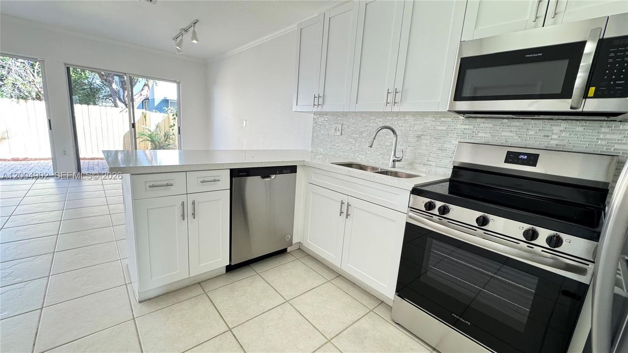 Active With Contract: $3,450 (3 beds, 3 baths, 1446 Square Feet)