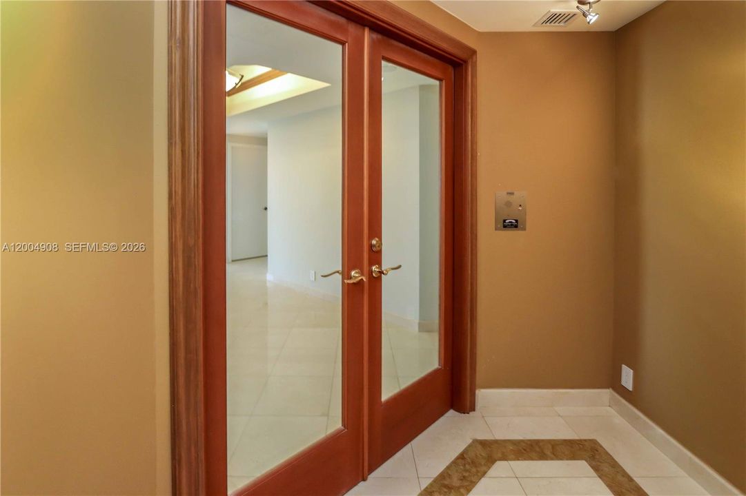 En Venta: $849,000 (2 camas, 2 baños, 2240 Pies cuadrados)