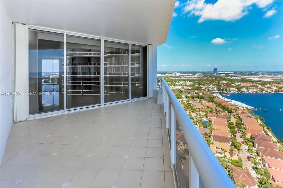 En Venta: $849,000 (2 camas, 2 baños, 2240 Pies cuadrados)