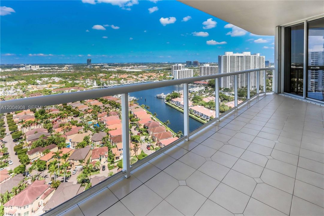 En Venta: $849,000 (2 camas, 2 baños, 2240 Pies cuadrados)