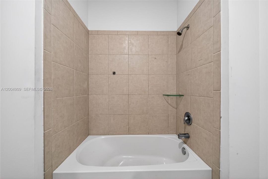 Activo con contrato: $3,500 (4 camas, 2 baños, 1712 Pies cuadrados)