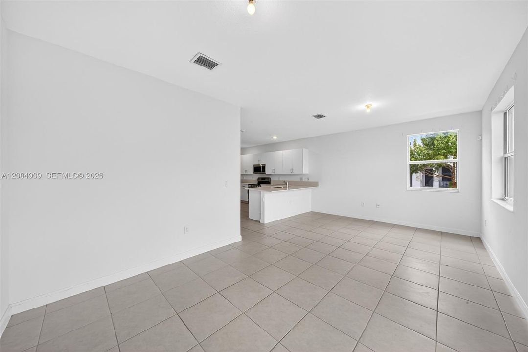 Activo con contrato: $3,500 (4 camas, 2 baños, 1712 Pies cuadrados)