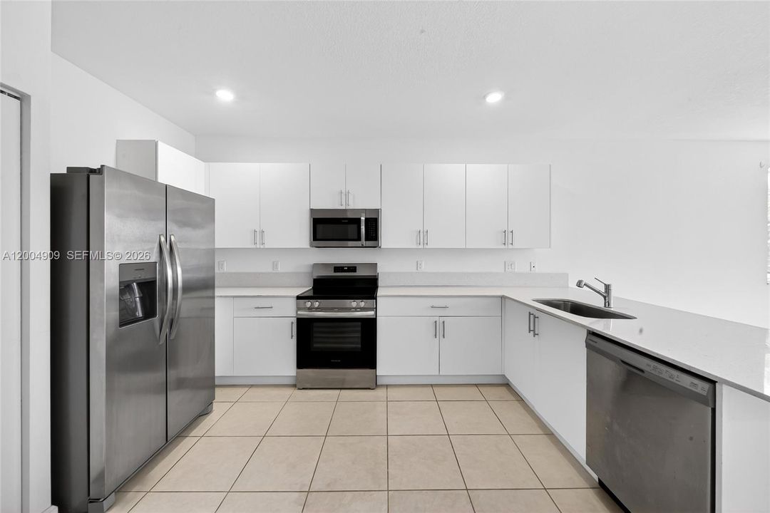 Activo con contrato: $3,500 (4 camas, 2 baños, 1712 Pies cuadrados)