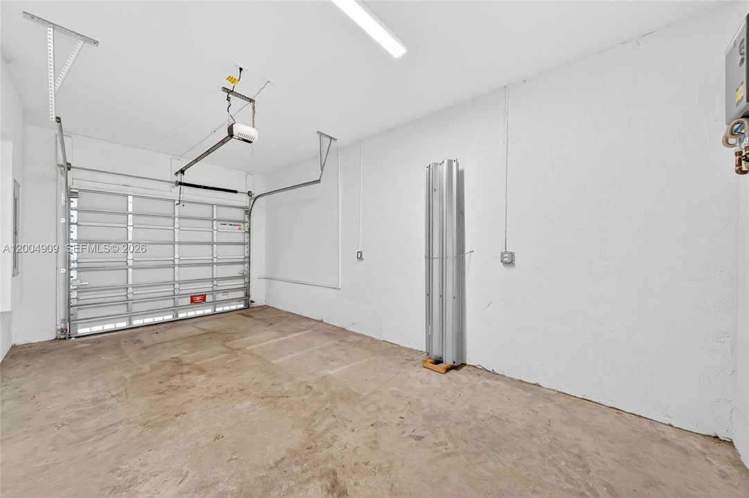Activo con contrato: $3,500 (4 camas, 2 baños, 1712 Pies cuadrados)