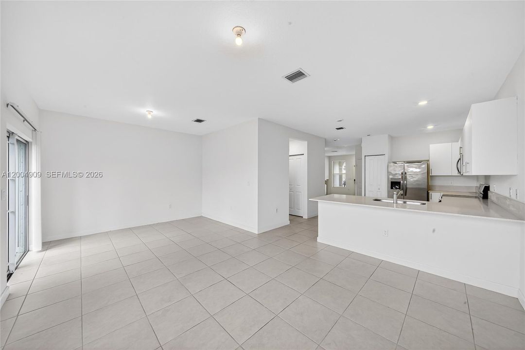 Activo con contrato: $3,500 (4 camas, 2 baños, 1712 Pies cuadrados)