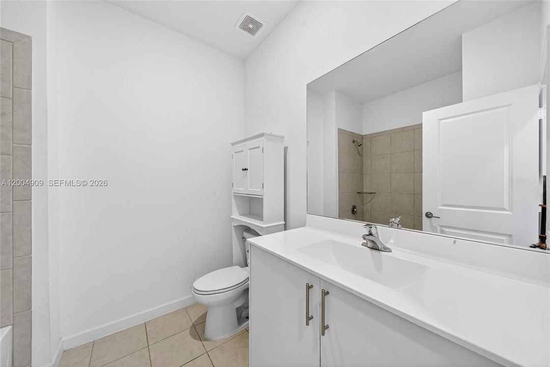 Activo con contrato: $3,500 (4 camas, 2 baños, 1712 Pies cuadrados)