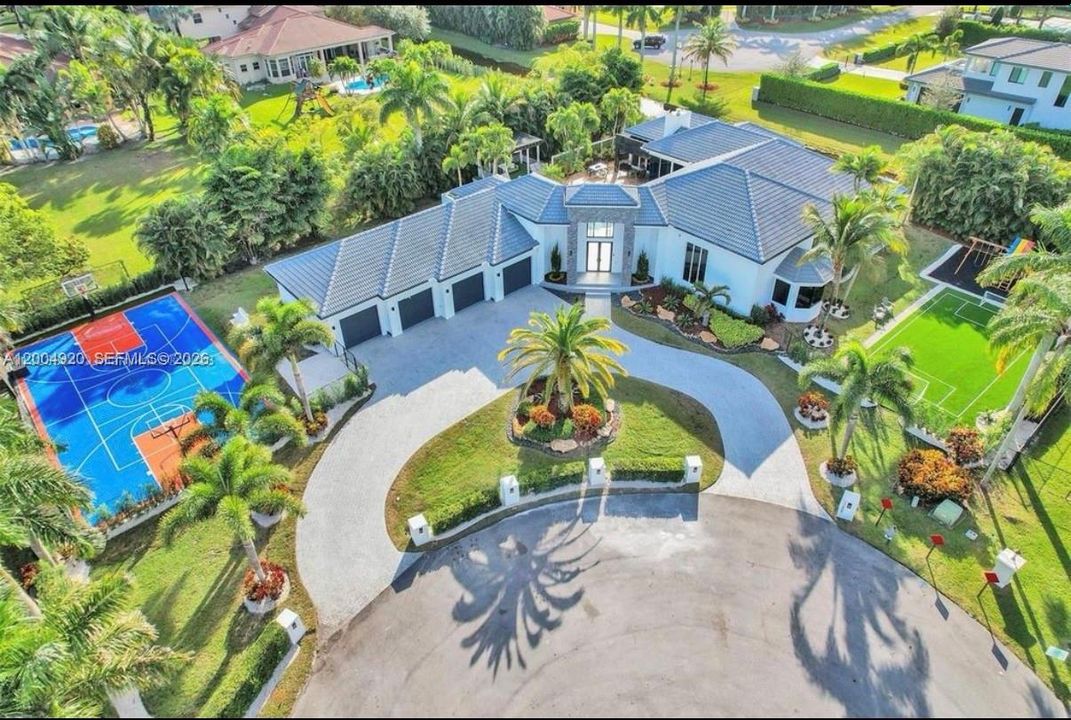 В аренду: $17,499 (9 спален, 5 ванн, 4133 Квадратных фут)