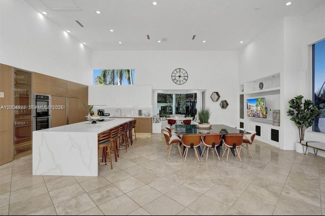 В аренду: $17,499 (9 спален, 5 ванн, 4133 Квадратных фут)