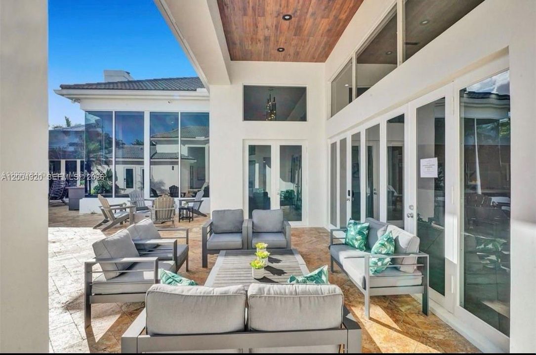 В аренду: $17,499 (9 спален, 5 ванн, 4133 Квадратных фут)