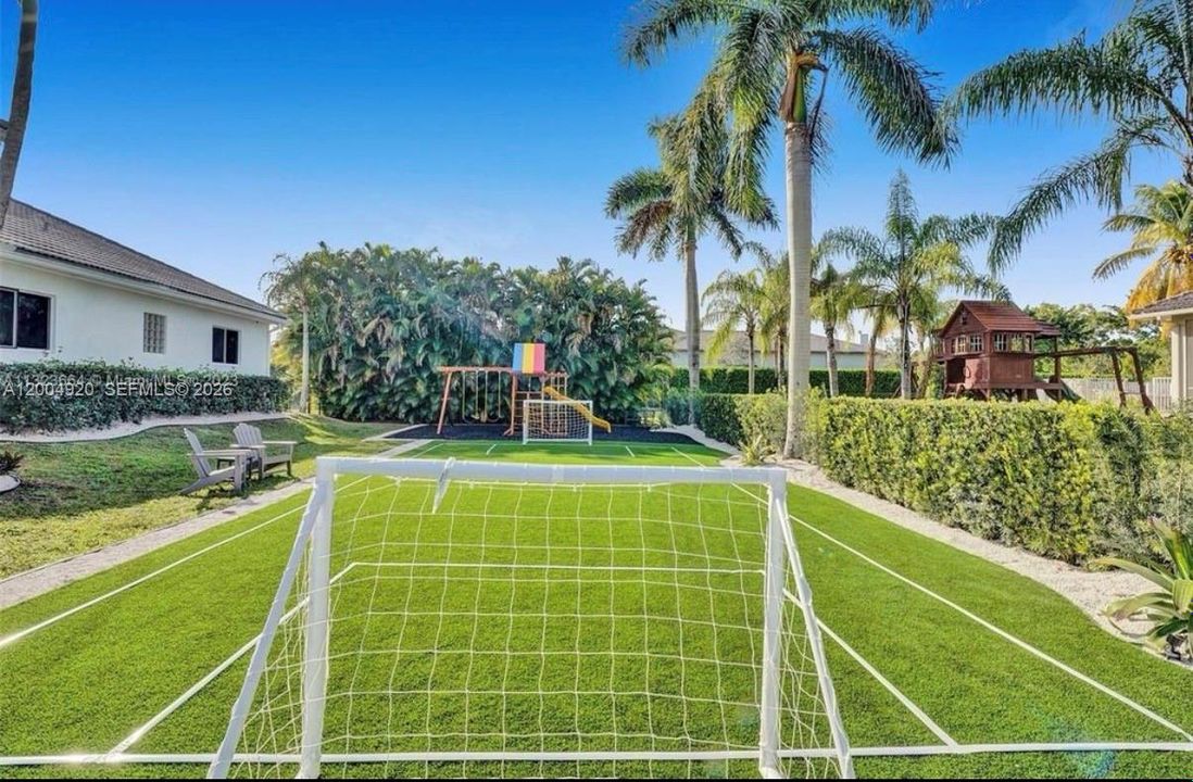 В аренду: $17,499 (9 спален, 5 ванн, 4133 Квадратных фут)