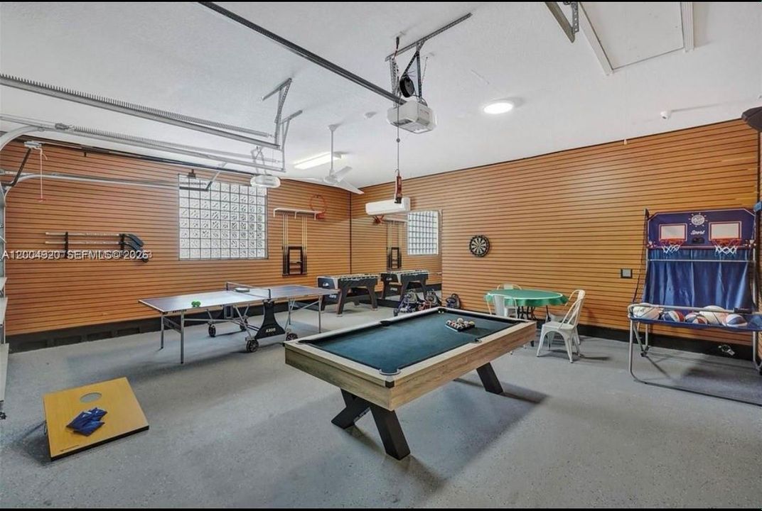В аренду: $17,499 (9 спален, 5 ванн, 4133 Квадратных фут)