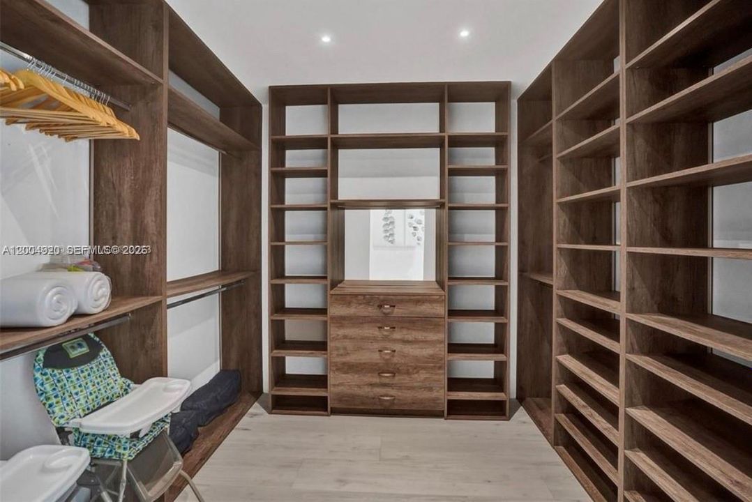 В аренду: $17,499 (9 спален, 5 ванн, 4133 Квадратных фут)