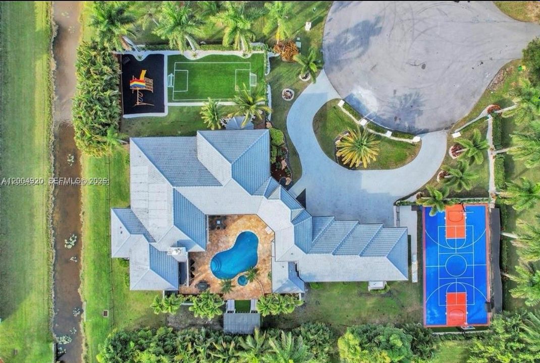 В аренду: $17,499 (9 спален, 5 ванн, 4133 Квадратных фут)