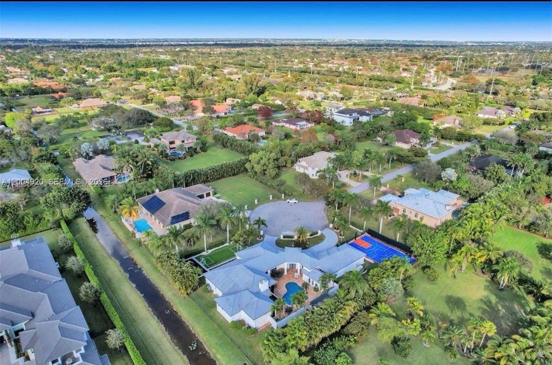 В аренду: $17,499 (9 спален, 5 ванн, 4133 Квадратных фут)