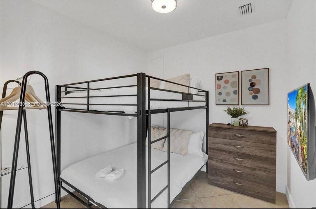 В аренду: $17,499 (9 спален, 5 ванн, 4133 Квадратных фут)