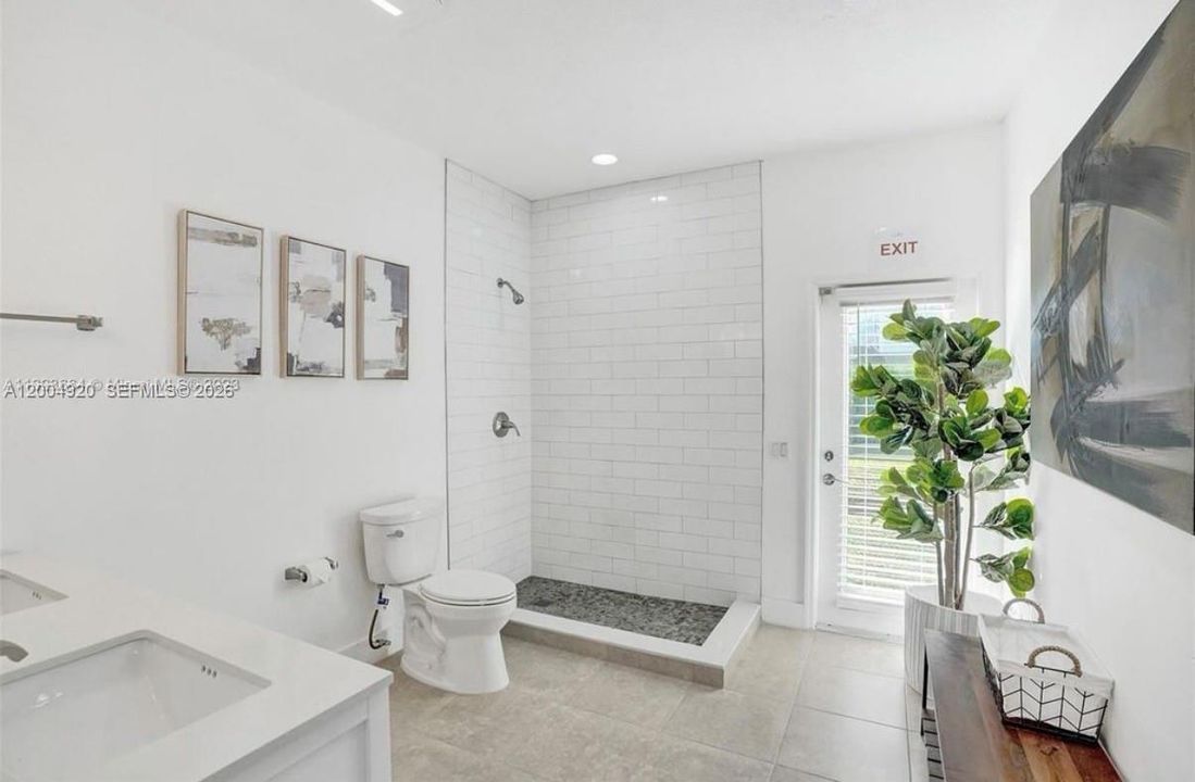 В аренду: $17,499 (9 спален, 5 ванн, 4133 Квадратных фут)