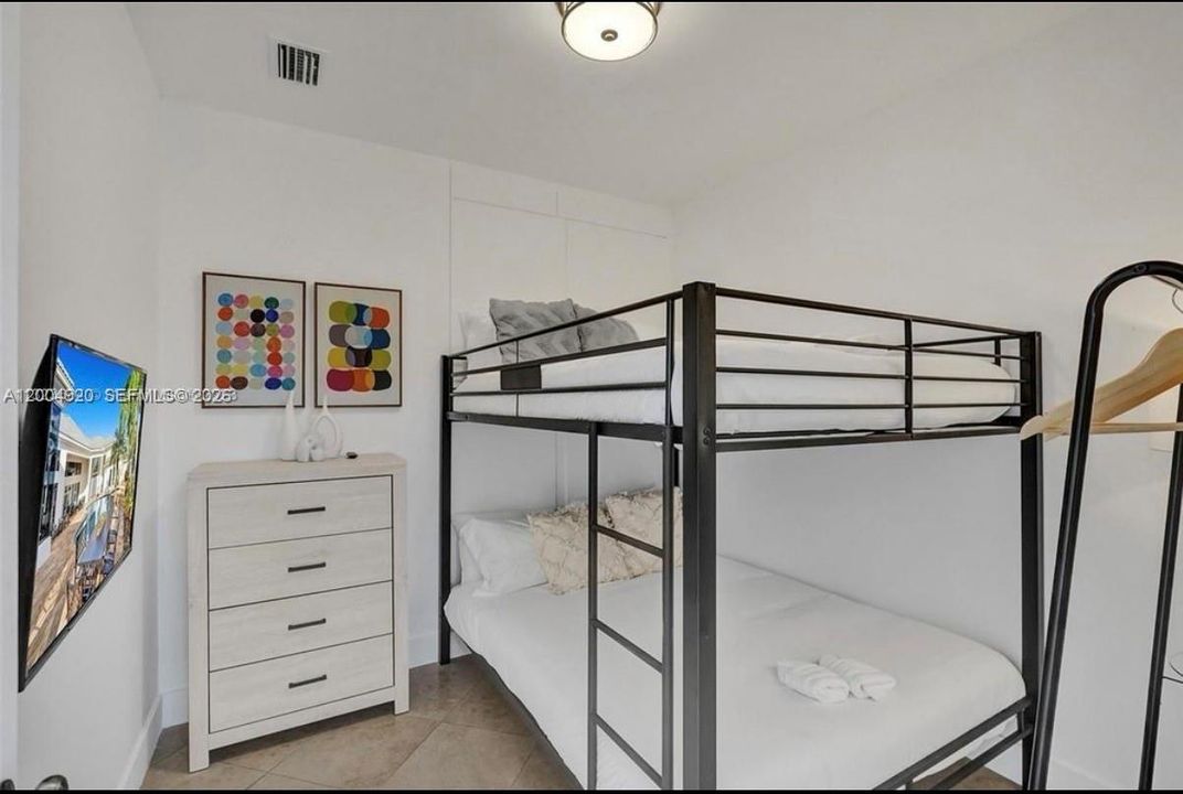 В аренду: $17,499 (9 спален, 5 ванн, 4133 Квадратных фут)