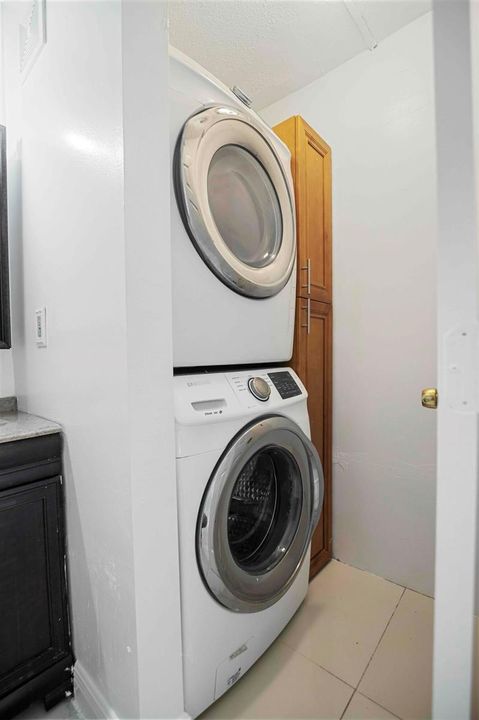 Townhouse washer and dryer
