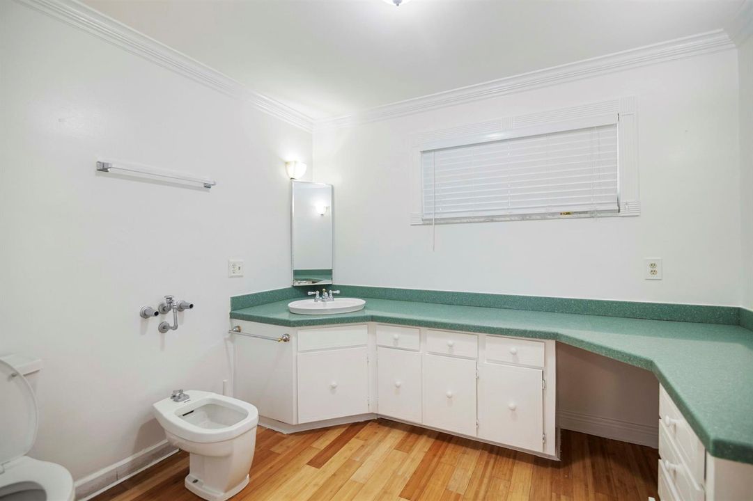 Townhouse upstairs bath