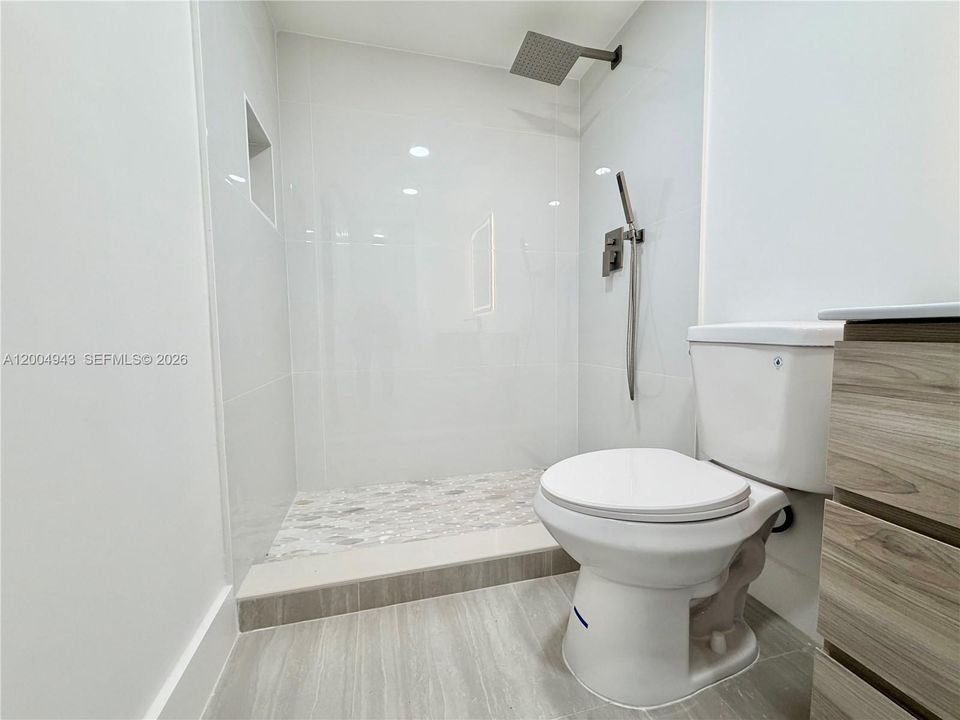 На продажу: $179,900 (2 спален, 2 ванн, 1002 Квадратных фут)