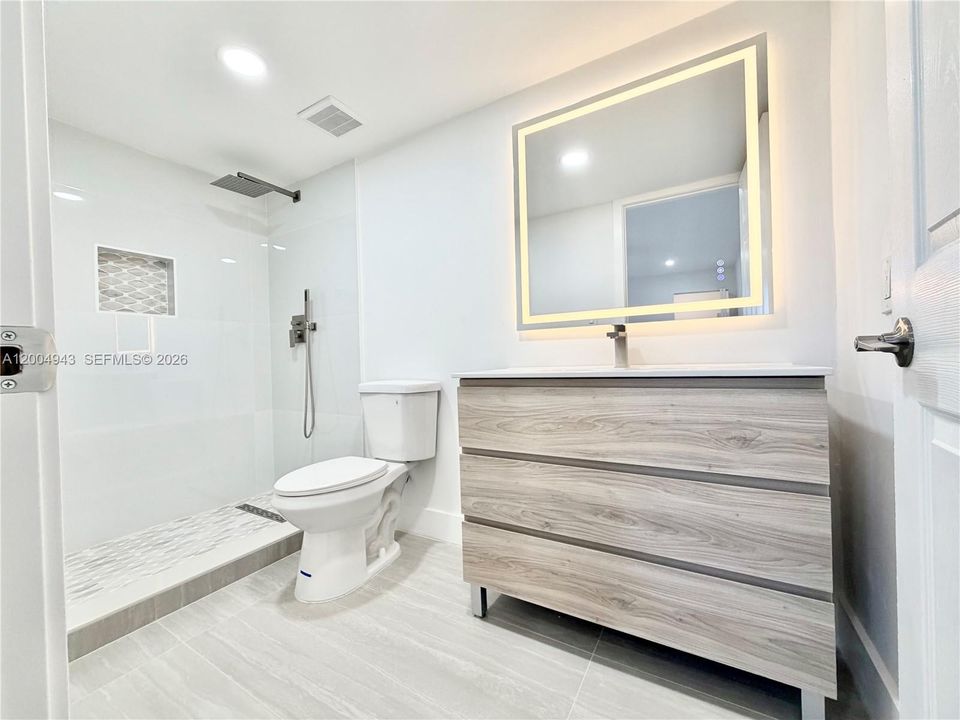 На продажу: $179,900 (2 спален, 2 ванн, 1002 Квадратных фут)