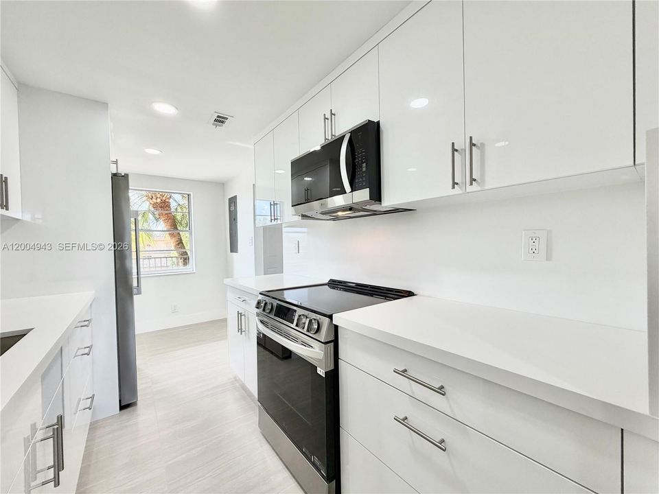 На продажу: $179,900 (2 спален, 2 ванн, 1002 Квадратных фут)